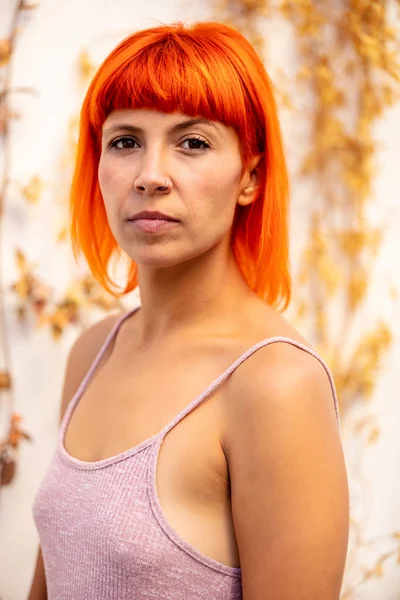 Mujer Joven Divertida Con Camiseta Rosa Cabello Naranja —  Fotos de Stock