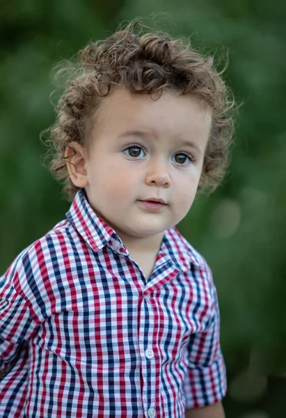 Bebê Bonito Com Camisa Xadrez Jardim — Fotografia de Stock