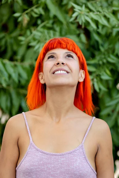 Nachdenkliche Frau Mit Roten Haaren Wald — Stockfoto