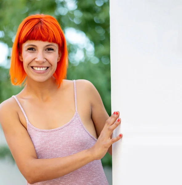 Jeune Femme Drôle Avec Shirt Rose Cheveux Orange — Photo