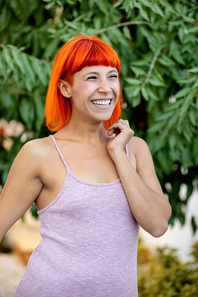 Opgewonden Vrouw Met Rood Haar Enjoing Het Bos — Stockfoto