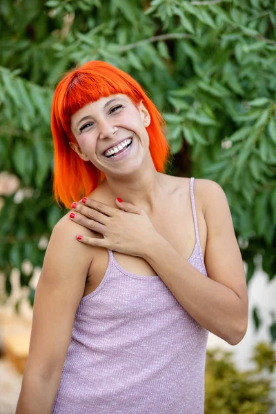 Mujer Excitada Con Pelo Rojo Ordenando Bosque —  Fotos de Stock