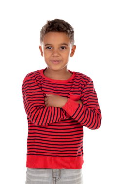 Güzel latin çocuk beyaz bir arka plan üzerinde izole kırmızı çizgili gömlek ile