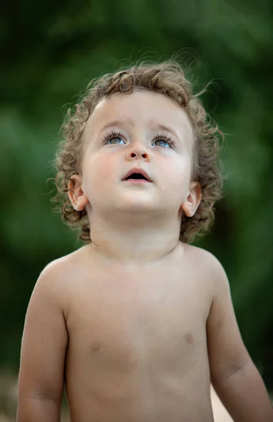 Bebê Bonito Com Cabelo Encaracolado Jardim Sem Shirt — Fotografia de Stock