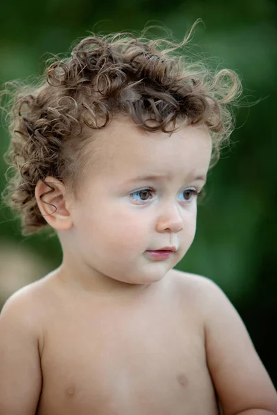 Vacker Baby Med Lockigt Hår Trädgården Utan Shirt — Stockfoto