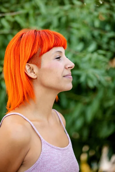 Femme Excitée Aux Cheveux Roux Enjoignant Dans Forêt — Photo