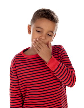 Küçük çocuk beyaz bir arka plan üzerinde izole ağzını kapsayan