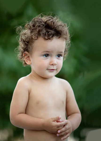 Hermoso Bebé Con Pelo Rizado Jardín Sin Camiseta — Foto de Stock