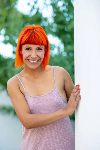 Αστεία Νεαρή Γυναίκα Ροζ Μπλουζάκι Και Πορτοκαλί Μαλλιά — Φωτογραφία Αρχείου