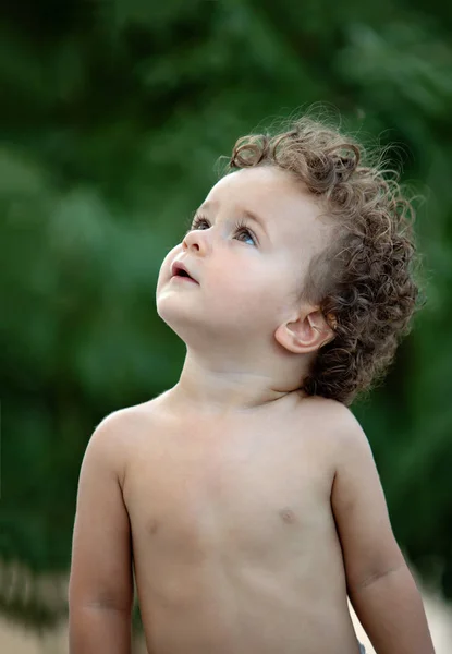 Vacker Baby Med Lockigt Hår Trädgården Utan Shirt — Stockfoto