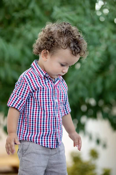 Piękne Dziecko Plaid Shirt Ogrodzie — Zdjęcie stockowe