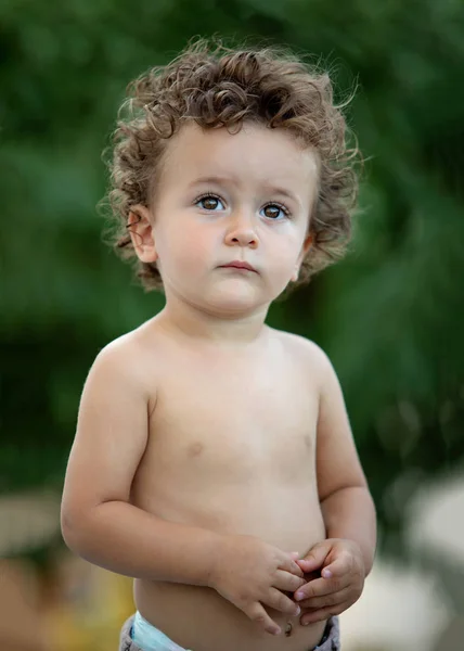Hermoso Bebé Con Pelo Rizado Jardín Sin Camiseta — Foto de Stock