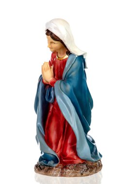 Beyaz arka planda izole edilmiş Bakire Meryem 'in seramik figürü