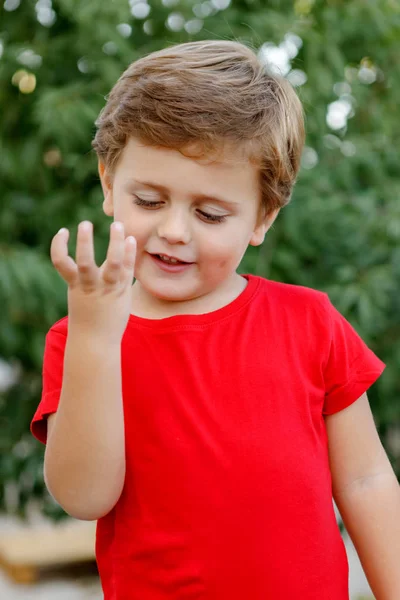 Enfant Heureux Avec Shirt Rouge Jouant Dans Jardin — Photo