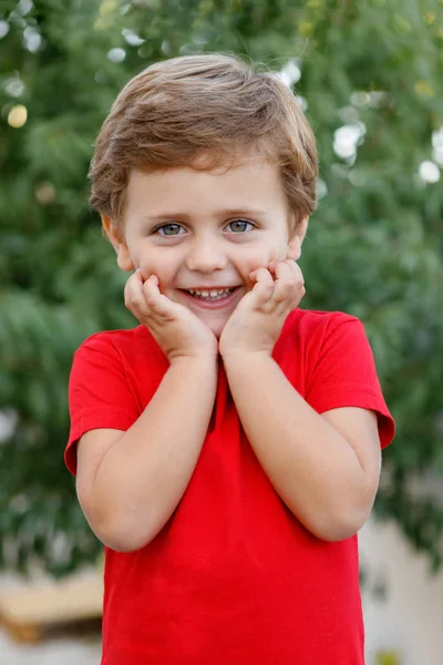 Щаслива Дитина Червоною Футболкою Грає Саду — стокове фото