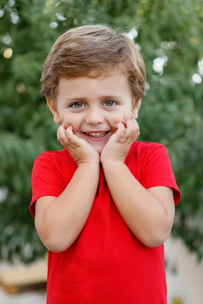 Criança Feliz Com Camiseta Vermelha Brincando Jardim — Fotografia de Stock