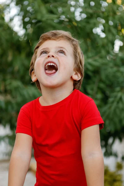 Ευτυχισμένο Παιδί Κόκκινο Shirt Παιχνίδι Στον Κήπο — Φωτογραφία Αρχείου