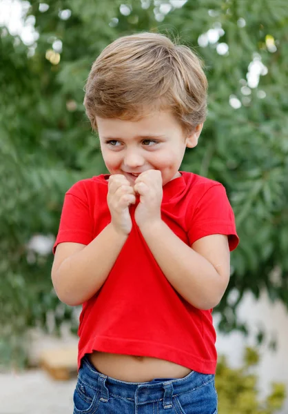 Criança Feliz Com Camiseta Vermelha Brincando Jardim — Fotografia de Stock