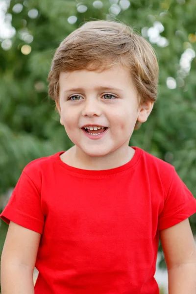 Criança Feliz Com Camiseta Vermelha Brincando Jardim — Fotografia de Stock