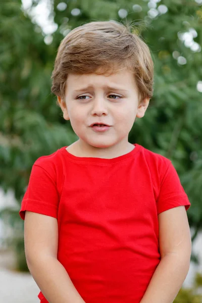 Criança Feliz Com Camiseta Vermelha Brincando Jardim — Fotografia de Stock