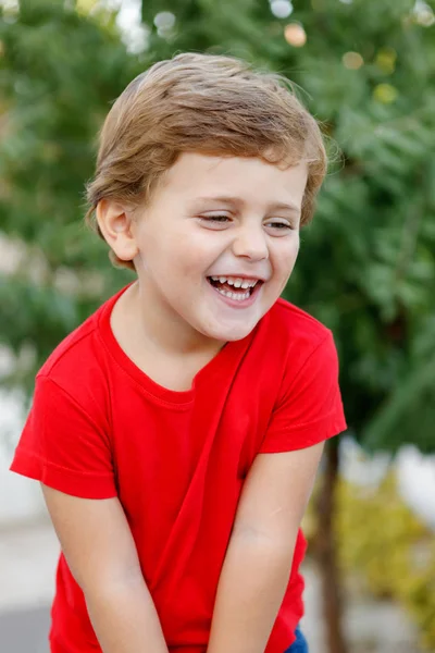 Niño Feliz Con Camiseta Roja Jugando Jardín —  Fotos de Stock