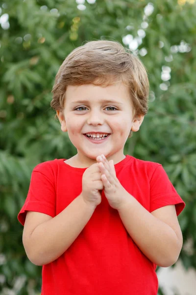 Criança Feliz Com Camiseta Vermelha Brincando Jardim — Fotografia de Stock