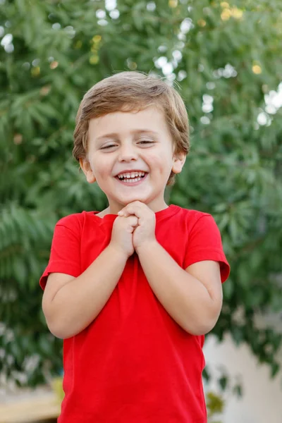 Niño Feliz Con Camiseta Roja Jugando Jardín — Foto de Stock