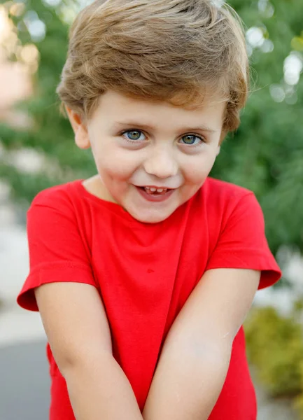 Criança Feliz Com Camiseta Vermelha Brincando Jardim — Fotografia de Stock
