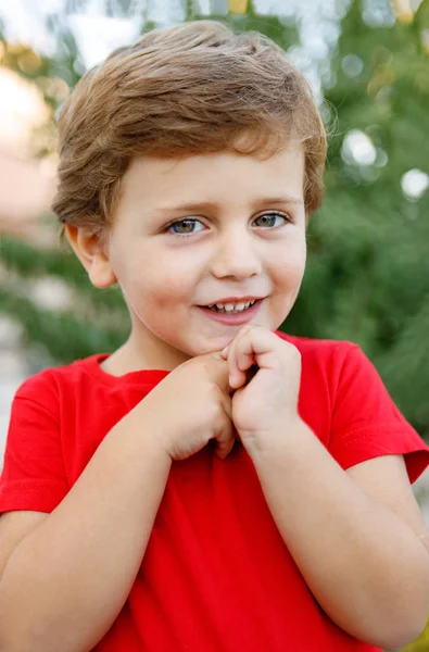 Niño Feliz Con Camiseta Roja Jugando Jardín —  Fotos de Stock