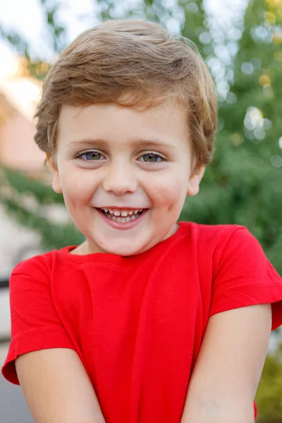 Glada Barn Med Röd Shirt Spelar Trädgården — Stockfoto