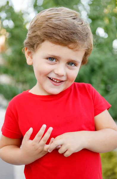 Lykkelig Barn Med Rød Skjorte Som Leker Hagen – stockfoto