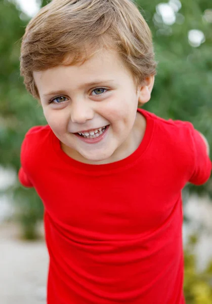 Niño Feliz Con Camiseta Roja Jugando Jardín —  Fotos de Stock