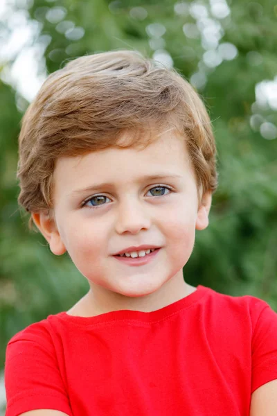 Criança Feliz Com Camiseta Vermelha Brincando Jardim — Fotografia de Stock