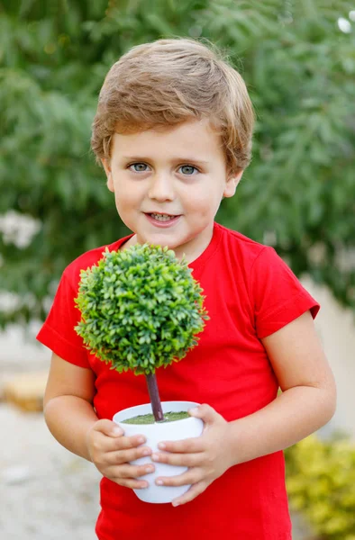 Enfant Heureux Avec Petit Arbre Dans Jardin — Photo