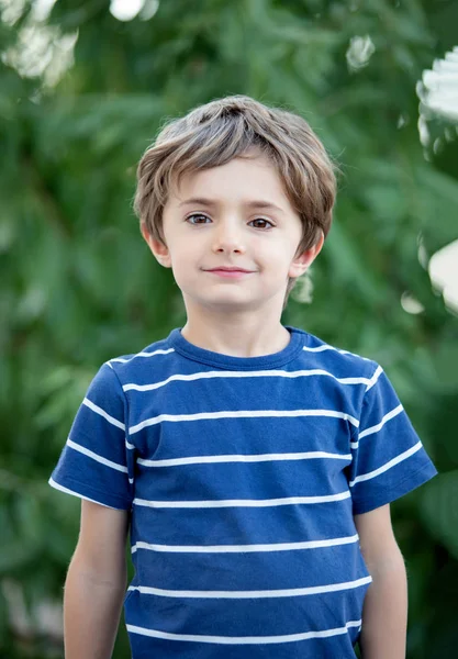 Adorable Niño Pequeño Campo Mirando Cámara — Foto de Stock