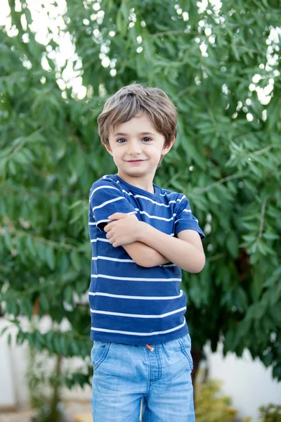 Bedårande Små Barn Fältet Tittar Kameran — Stockfoto