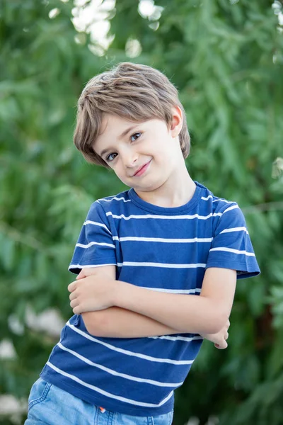 Schattig Klein Kind Het Gebied Camera Kijken — Stockfoto