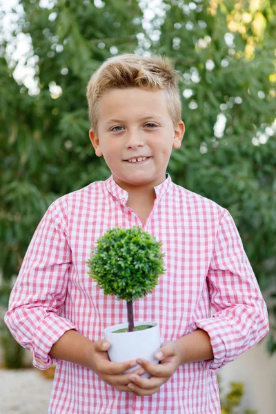 Ευτυχισμένο Παιδί Ένα Μικρό Δέντρο Στον Κήπο — Φωτογραφία Αρχείου