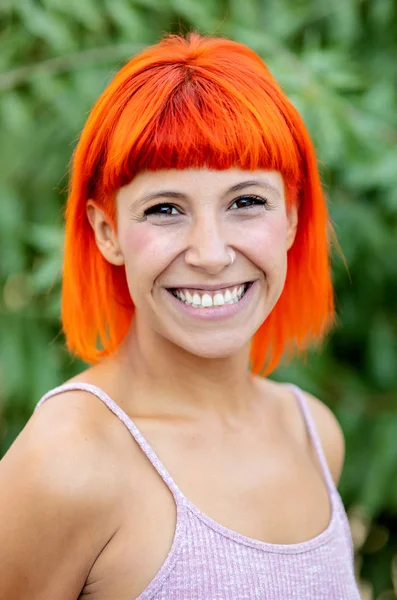 Femme Excitée Aux Cheveux Roux Enjoignant Dans Forêt — Photo