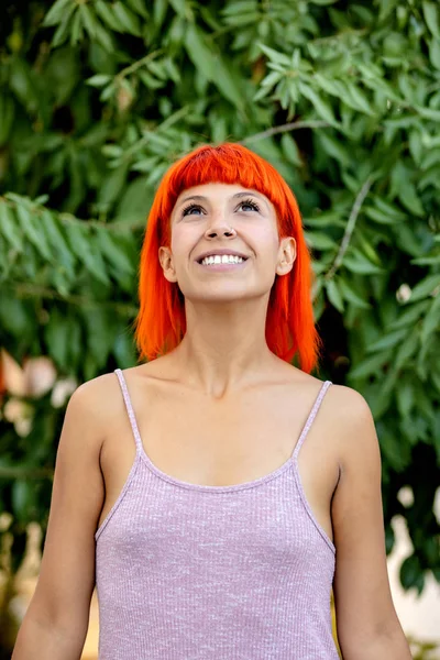 Vzrušená Žena Rudými Vlasy Poutají Lese — Stock fotografie