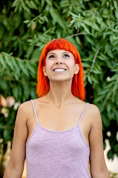 Femme Excitée Aux Cheveux Roux Enjoignant Dans Forêt — Photo