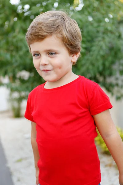 Gelukkig Kind Met Rode Shirt Spelen Tuin Rechtenvrije Stockafbeeldingen