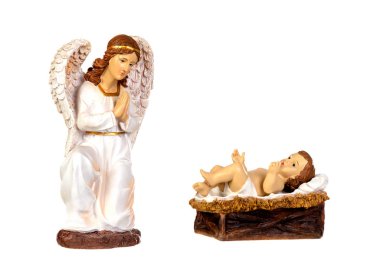 Bebek İsa ve beyaz bir arka plan üzerinde izole Doğum sahnesi meleği seramik şekil