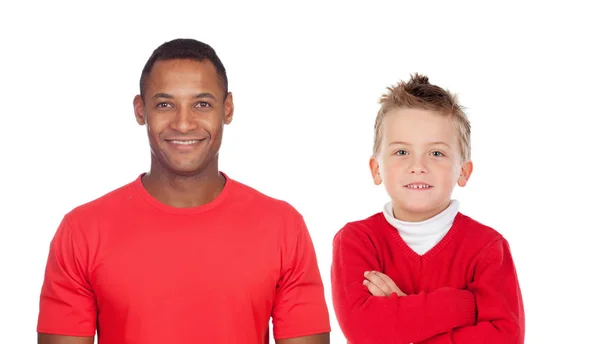 白い背景に隔離されたカメラを見て赤いアフリカの男と白人の子供 — ストック写真