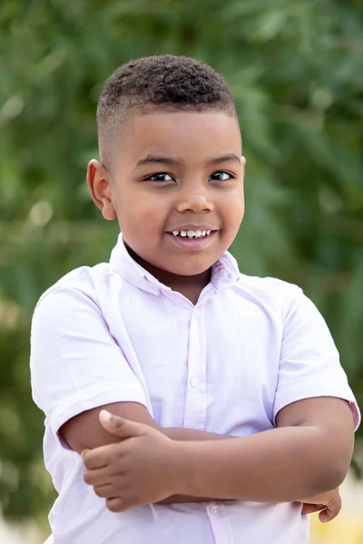 Schattig Latijns Kind Tuin Met Een Prachtig Groen Van Achtergrond — Stockfoto