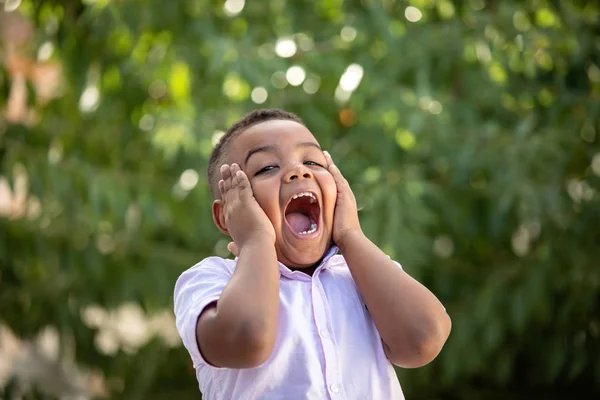 Zaskoczony Kolumbijskie Dziecko Parku Zabawnym Wyrazem — Zdjęcie stockowe