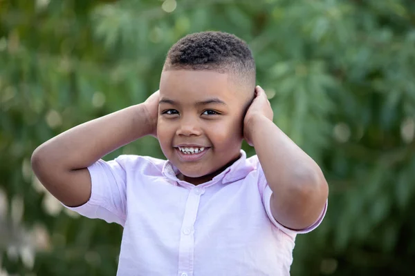 Criança Pequena Cobrindo Seus Ouvidos Belo Parque — Fotografia de Stock