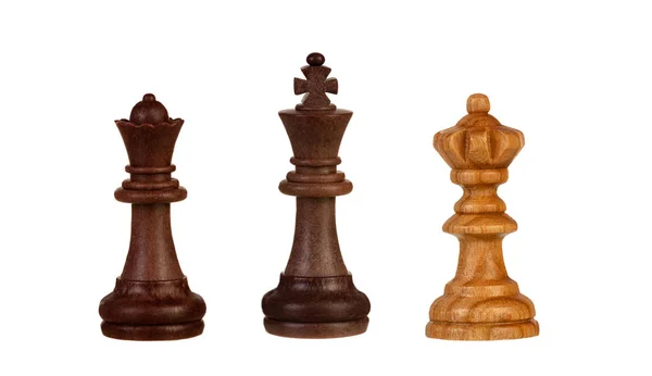 棋片断 黑国王在二个女王之间查出了在白色背景 — 图库照片