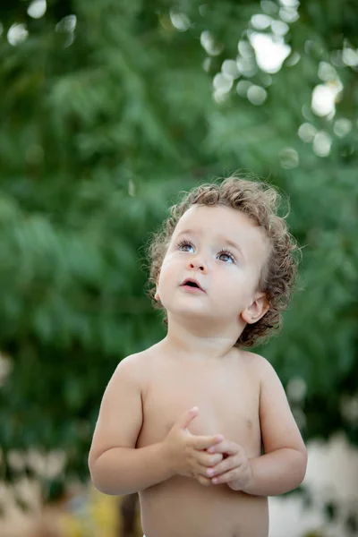 Hermoso Bebé Con Pelo Rizado Jardín Sin Camiseta — Foto de Stock