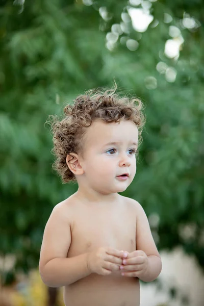 Bebê Bonito Com Cabelo Encaracolado Jardim Sem Shirt — Fotografia de Stock